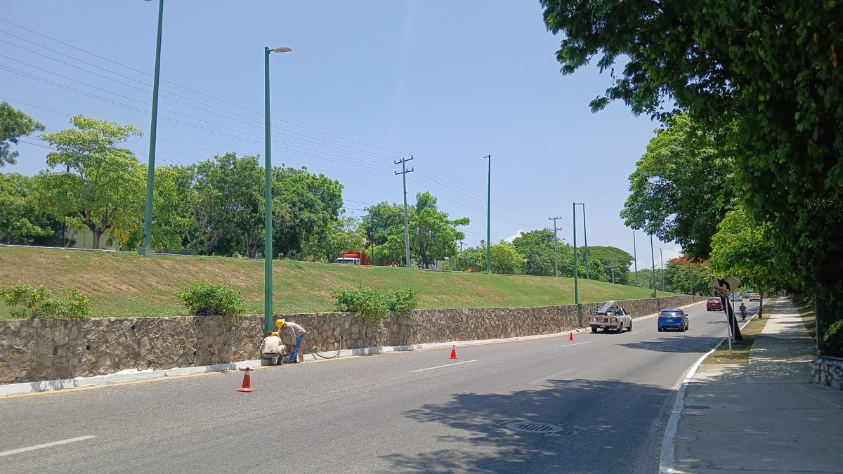 ciphuatulco's tweet photo. El #CIPHuatulco continúa fortaleciendo las acciones de mantenimiento preventivo y correctivo del sistema de alumbrado público en Bahías de Huatulco.

Personal operativo realizó trabajos de mantenimiento correctivo del circuito de alumbrado público. https://t.co/FQ5I8zhNv5