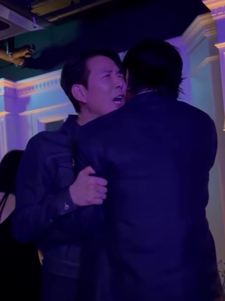 macalvsmacca's tweet photo. there are tears in my eyes rn why is he screaming at that man's ear 😭😭😭 https://t.co/OAAGIax95I