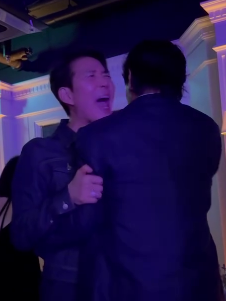 macalvsmacca's tweet photo. there are tears in my eyes rn why is he screaming at that man's ear 😭😭😭 https://t.co/OAAGIax95I