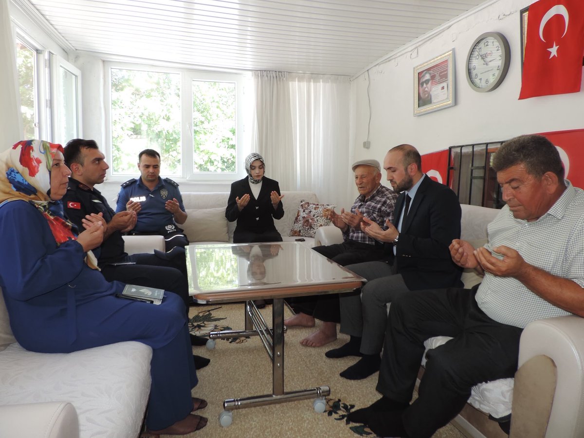 KaymakamlSar's tweet photo. İlçemize atanan Kaymakamımız Sayın Şeyma Nur Arıkan bugün görevine başlamıştır.

Göreve başlamasının ardından Kaymakamımız, aziz şehitlerimizin manevi hatırasını yaşatmak adına şehitliğimizi ziyaret etmiş, akabinde şehit ailelerimiz ve gazi ailemizi ziyaret ederek kendileriyle bir araya gelmiştir. Gerçekleştirilen ziyaretlerde ailelerimizin talep ve temennileri dinlenmiş, devletimizin her zaman şehit yakınlarımızın ve gazilerimizin yanında olduğu vurgulanmıştır.

Kaymakamımız Sayın Şeyma Nur Arıkan’a ilçemizdeki görevinde başarılar diliyor, görev süresinin ilçemiz için hayırlı olmasını temenni ediyoruz. #sarıyahşi #aksaray
