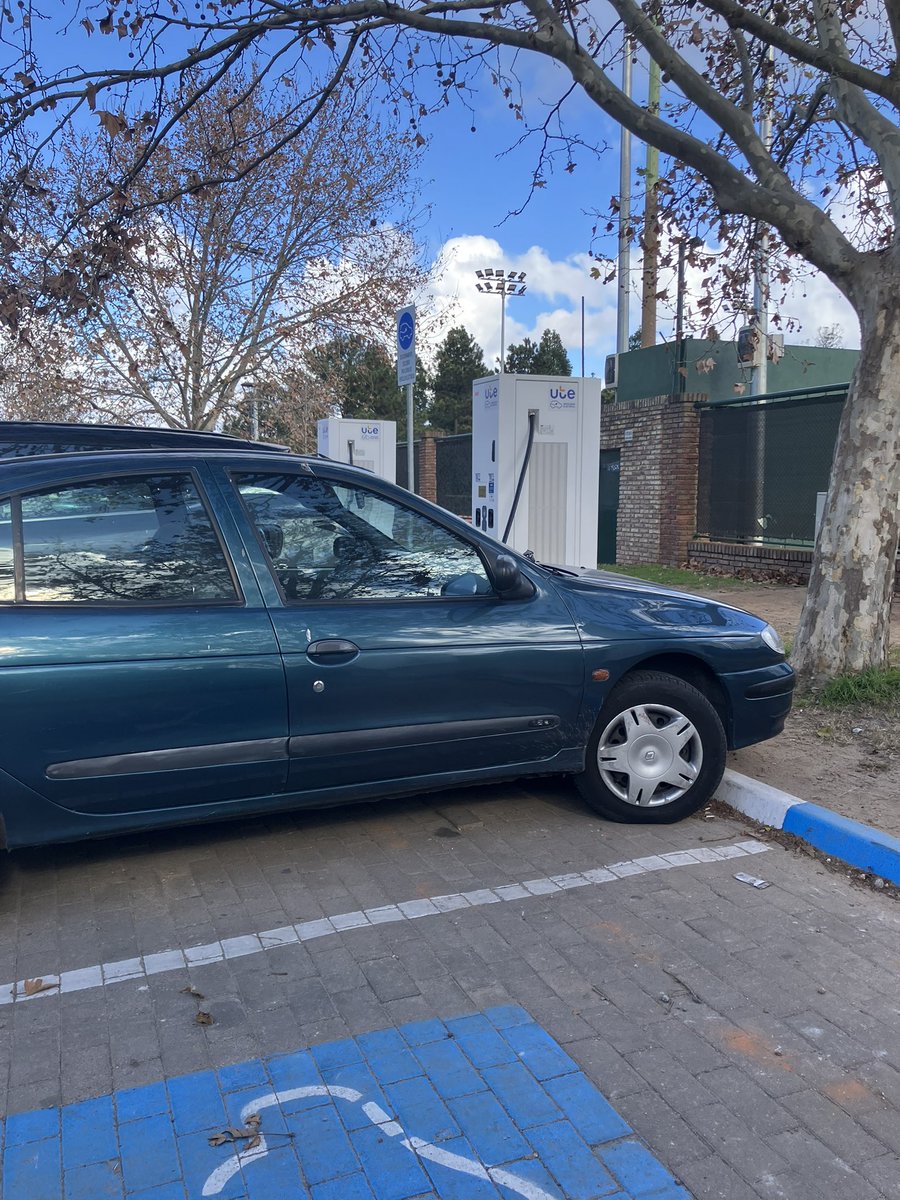 PMT_mvd's tweet photo. @imtransito Costa Rica y Eduardo Couture. Estacionamiento exclusivo para carga de vehículos eléctricos. Así todos los días. https://t.co/9WfdKDHrGQ