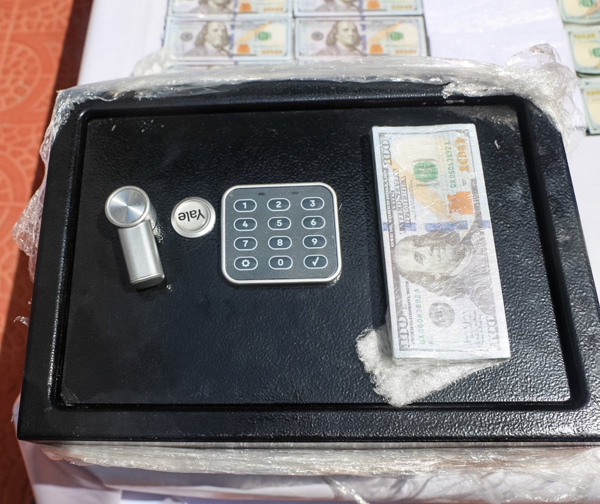 PoliciaRD's tweet photo. Policía Nacional captura tres ciudadanos colombianos implicados en millonaria estafa mediante falsa oferta de inversión.

Agentes de la Dirección Central de Investigación (DICRIM), en coordinación con la Oficina Central Nacional INTERPOL Santo Domingo, capturaron a tres ciudadanos colombianos señalados como integrantes de una estructura delictiva dedicada a estafar comerciantes mediante falsas ofertas de financiamiento e inversión, logrando ocuparles US$12,000 en efectivo, presuntamente vinculados a las actividades ilícitas investigadas.

El primero de los detenidos es Andrés Garzón Galindo, quien fue localizado y arrestado durante una labor de inteligencia e investigación desarrollada por miembros del Departamento Operativo II de Crímenes y Delitos Contra la Propiedad, cuando se desplazaba por la avenida 27 de Febrero esquina Winston Churchill, en el Distrito Nacional, a bordo de una jeepeta Mazda CX-5.

Durante el proceso investigativo, Garzón Galindo informó a los agentes que los también ciudadanos colombianos Jusepth Ralf Varón Gómez, alias "Marco Córdona", y Mildred Katherine Mandariaga Manrique, alias "Isabelle" y/o "La Comadre", se dirigían al Aeropuerto Internacional de Las Américas con la intención de abandonar el país.

Tras recibir la información, miembros de INTERPOL activaron un operativo que permitió la retención de ambos extranjeros antes de abordar su vuelo. Durante el registro corporal, a Varón Gómez le fueron ocupados 79 billetes de US$100, equivalentes a US$7,900, mientras que a Mandariaga Manrique le ocuparon 41 billetes de US$100, para un total de US$4,100. En conjunto, las autoridades ocuparon US$12,000 en efectivo.

Modus operandi

La investigación establece que los detenidos presuntamente captaban a sus víctimas mediante la promesa de gestionar millonarios préstamos o inversiones para negocios, exigiéndoles el pago anticipado de supuestos gastos administrativos, transporte, impuestos y otros cargos. Como parte del fraude, entregaban cajas que aparentaban contener grandes sumas de dinero, pero que en realidad estaban rellenas con hojas de papel y únicamente mostraban billetes auténticos en la parte superior de cada fajo.

Los tres detenidos fueron puestos a disposición del Ministerio Público para los fines legales correspondientes, mientras la Policía Nacional profundiza las investigaciones para determinar si existen otras personas involucradas y establecer la posible existencia de más afectados por este esquema fraudulento.

📰 Amplíe: https://t.co/BqG3rFG748