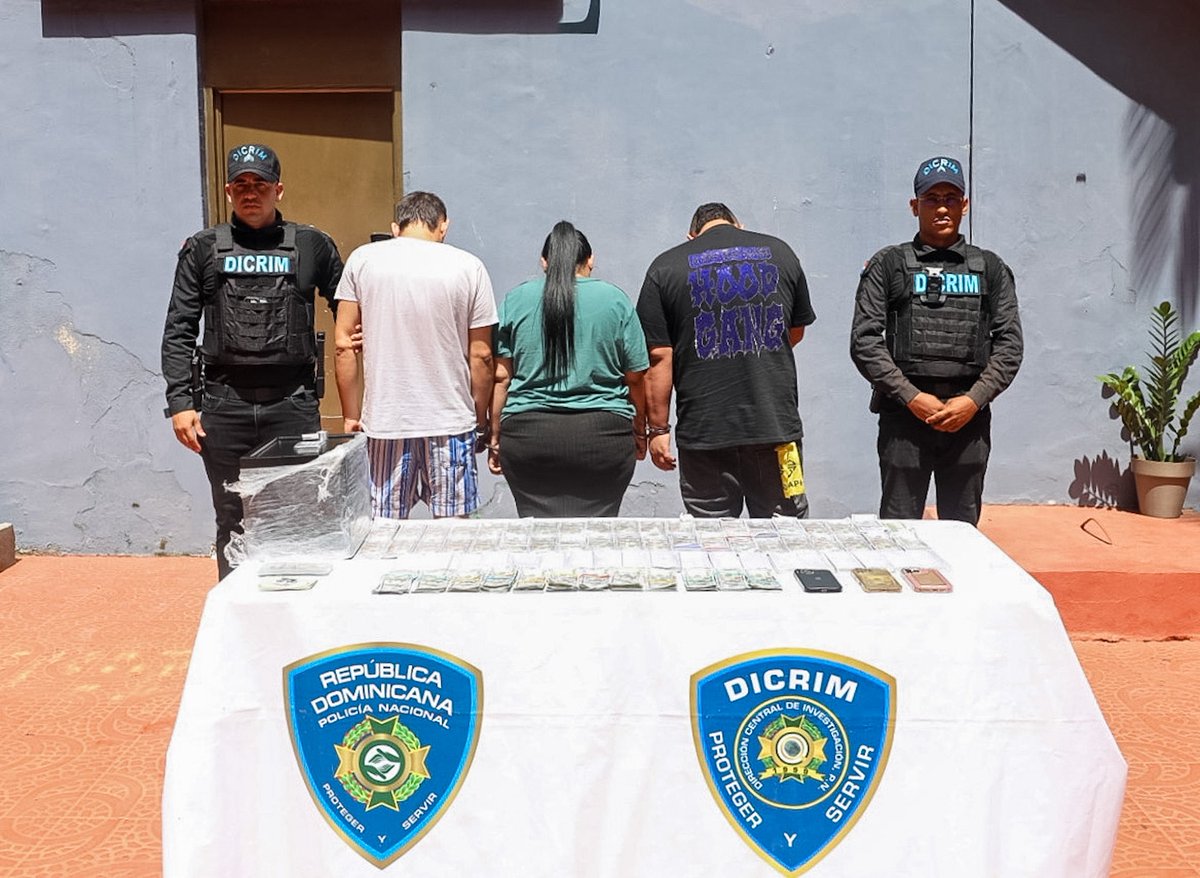PoliciaRD's tweet photo. Policía Nacional captura tres ciudadanos colombianos implicados en millonaria estafa mediante falsa oferta de inversión.

Agentes de la Dirección Central de Investigación (DICRIM), en coordinación con la Oficina Central Nacional INTERPOL Santo Domingo, capturaron a tres ciudadanos colombianos señalados como integrantes de una estructura delictiva dedicada a estafar comerciantes mediante falsas ofertas de financiamiento e inversión, logrando ocuparles US$12,000 en efectivo, presuntamente vinculados a las actividades ilícitas investigadas.

El primero de los detenidos es Andrés Garzón Galindo, quien fue localizado y arrestado durante una labor de inteligencia e investigación desarrollada por miembros del Departamento Operativo II de Crímenes y Delitos Contra la Propiedad, cuando se desplazaba por la avenida 27 de Febrero esquina Winston Churchill, en el Distrito Nacional, a bordo de una jeepeta Mazda CX-5.

Durante el proceso investigativo, Garzón Galindo informó a los agentes que los también ciudadanos colombianos Jusepth Ralf Varón Gómez, alias "Marco Córdona", y Mildred Katherine Mandariaga Manrique, alias "Isabelle" y/o "La Comadre", se dirigían al Aeropuerto Internacional de Las Américas con la intención de abandonar el país.

Tras recibir la información, miembros de INTERPOL activaron un operativo que permitió la retención de ambos extranjeros antes de abordar su vuelo. Durante el registro corporal, a Varón Gómez le fueron ocupados 79 billetes de US$100, equivalentes a US$7,900, mientras que a Mandariaga Manrique le ocuparon 41 billetes de US$100, para un total de US$4,100. En conjunto, las autoridades ocuparon US$12,000 en efectivo.

Modus operandi

La investigación establece que los detenidos presuntamente captaban a sus víctimas mediante la promesa de gestionar millonarios préstamos o inversiones para negocios, exigiéndoles el pago anticipado de supuestos gastos administrativos, transporte, impuestos y otros cargos. Como parte del fraude, entregaban cajas que aparentaban contener grandes sumas de dinero, pero que en realidad estaban rellenas con hojas de papel y únicamente mostraban billetes auténticos en la parte superior de cada fajo.

Los tres detenidos fueron puestos a disposición del Ministerio Público para los fines legales correspondientes, mientras la Policía Nacional profundiza las investigaciones para determinar si existen otras personas involucradas y establecer la posible existencia de más afectados por este esquema fraudulento.

📰 Amplíe: https://t.co/BqG3rFG748