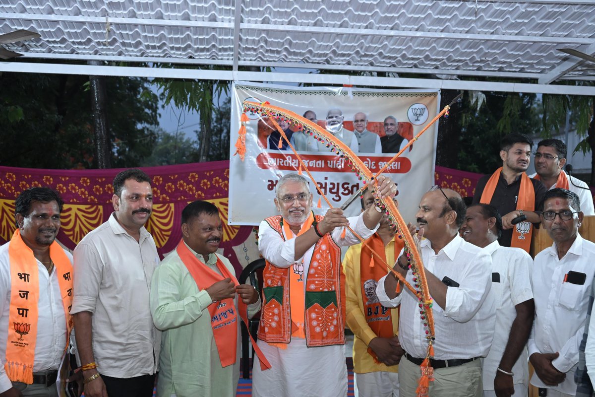 iJagdishBJP's tweet photo. સંવાદ, સમન્વય અને સંગઠનશક્તિ!

આજે દાહોદ જિલ્લાની મોરચાની સંયુક્ત બેઠકમાં મોરચાના પ્રમુખો અને હોદ્દેદારો સાથે સંવાદ સાધ્યો તથા સંગઠનાત્મક માર્ગદર્શન આપ્યું.

#One_Day_One_Assembly https://t.co/nm1N5PO4Vl