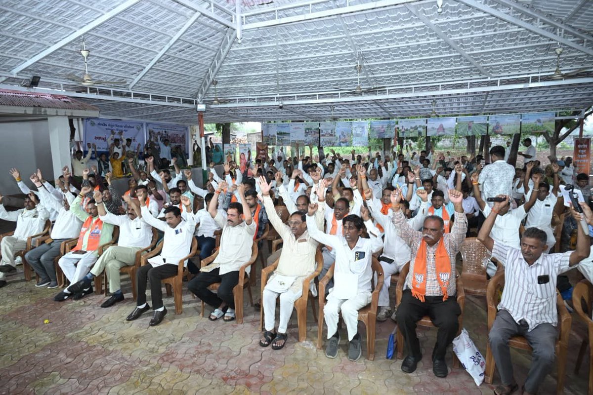 iJagdishBJP's tweet photo. સંવાદ, સમન્વય અને સંગઠનશક્તિ!

આજે દાહોદ જિલ્લાની મોરચાની સંયુક્ત બેઠકમાં મોરચાના પ્રમુખો અને હોદ્દેદારો સાથે સંવાદ સાધ્યો તથા સંગઠનાત્મક માર્ગદર્શન આપ્યું.

#One_Day_One_Assembly https://t.co/nm1N5PO4Vl