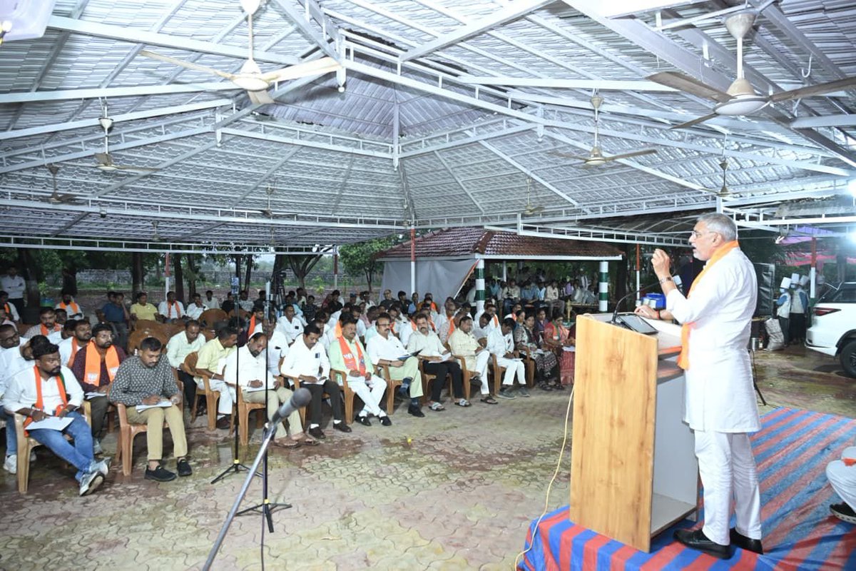 iJagdishBJP's tweet photo. સંવાદ, સમન્વય અને સંગઠનશક્તિ!

આજે દાહોદ જિલ્લાની મોરચાની સંયુક્ત બેઠકમાં મોરચાના પ્રમુખો અને હોદ્દેદારો સાથે સંવાદ સાધ્યો તથા સંગઠનાત્મક માર્ગદર્શન આપ્યું.

#One_Day_One_Assembly https://t.co/nm1N5PO4Vl