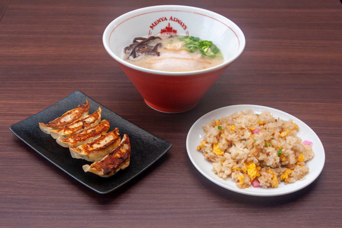 alwayscocowalk's tweet photo. 訳あって没になった写真を投下
白とんこつ&amp;チャーハン&amp;餃子

手前も奥もピンボケが出ないようにしつつ、高解像度で撮るのは地味に苦労しました😅 https://t.co/ASn4FGJEKt