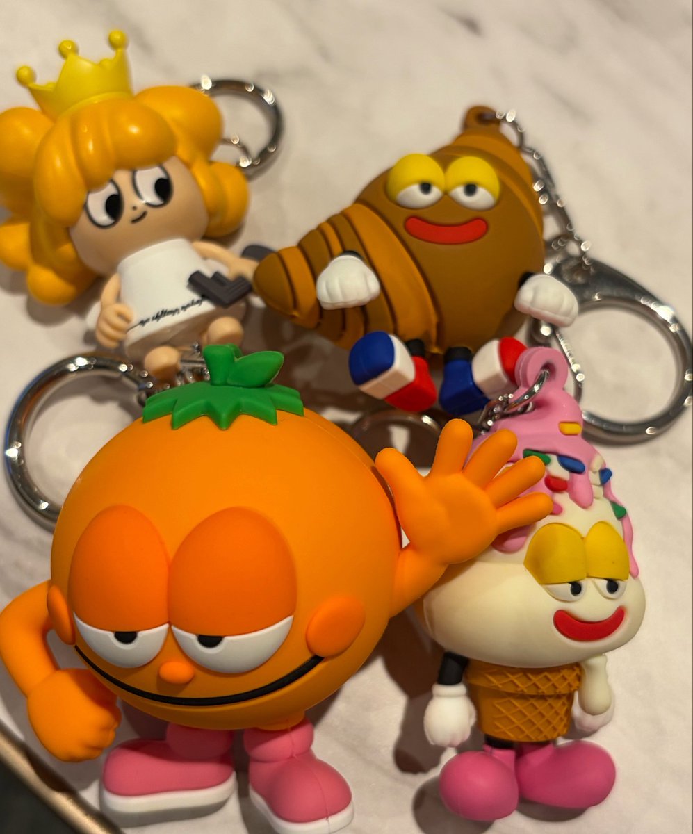 asam1_sr2's tweet photo. スタンド1列目だったから…って毎回目合ってるからあれなんだけど、大樹くんのファンサをびっくりするくらい浴びて可愛すぎて爆笑し、服脱ぐ前の堀さんとしっかり目が合い服脱がれ…←

もうね、片付けて寝なきゃなのにさ？
この子達この状態で机にいるわけですよ。
余韻。

#SUNFLOWER
#FANTASTICS https://t.co/mgRPGSjNYc