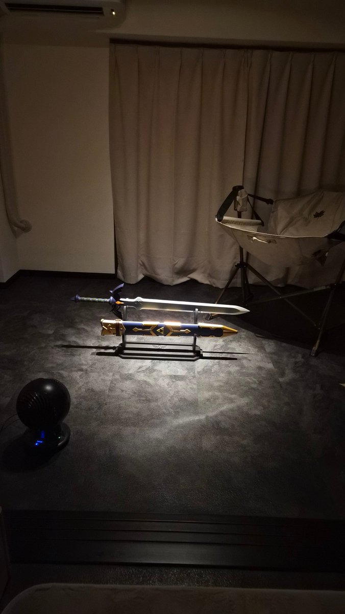 Switch_movie_SS's tweet photo. 部屋の豆電球がスポットライトすぎてマスターソードがかっこよくなってる https://t.co/cxueB1v4hY