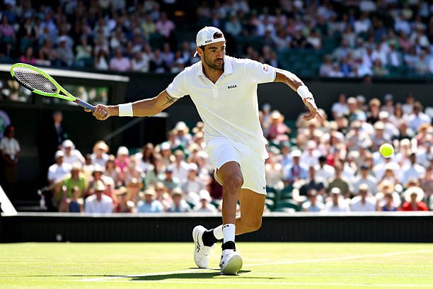angelomangiante's tweet photo. Matteo Berrettini è nato per giocare sull'erba e sul Centrale di Wimbledon!!!!
Dopo Wawrinka, altra splendida prestazione contro il francese Fils 64 75 36 63. 
Un campione Matteo. In grado ogni volta di riempire di pathos, potenza e classe il Center Court 🔥
#Wimbledon 🔨🔨🔨🔨 https://t.co/UzVNYhhAiB