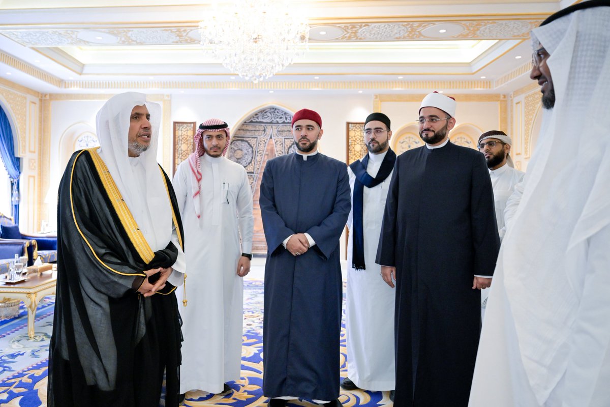 MWLOrg's tweet photo. ظُهر أمس:
 
التقى معالي الأمين العام، رئيس هيئة علماء المسلمين؛ فضيلة الشيخ د. #محمد_العيسى @MhmdAlissa ، في مكة المكرمة نخبةً من المُقرئين بالمقرأة التقنية العالمية التابعة لرابطة العالم الإسلامي.

وجرى خلال اللقاء مناقشةُ عددٍ من الموضوعات المتعلقة بمعايير المقرأة، واستعراضُ آليات دعْمِها بما يُسهم في تعزيز انتشارِها عالميًّا.
