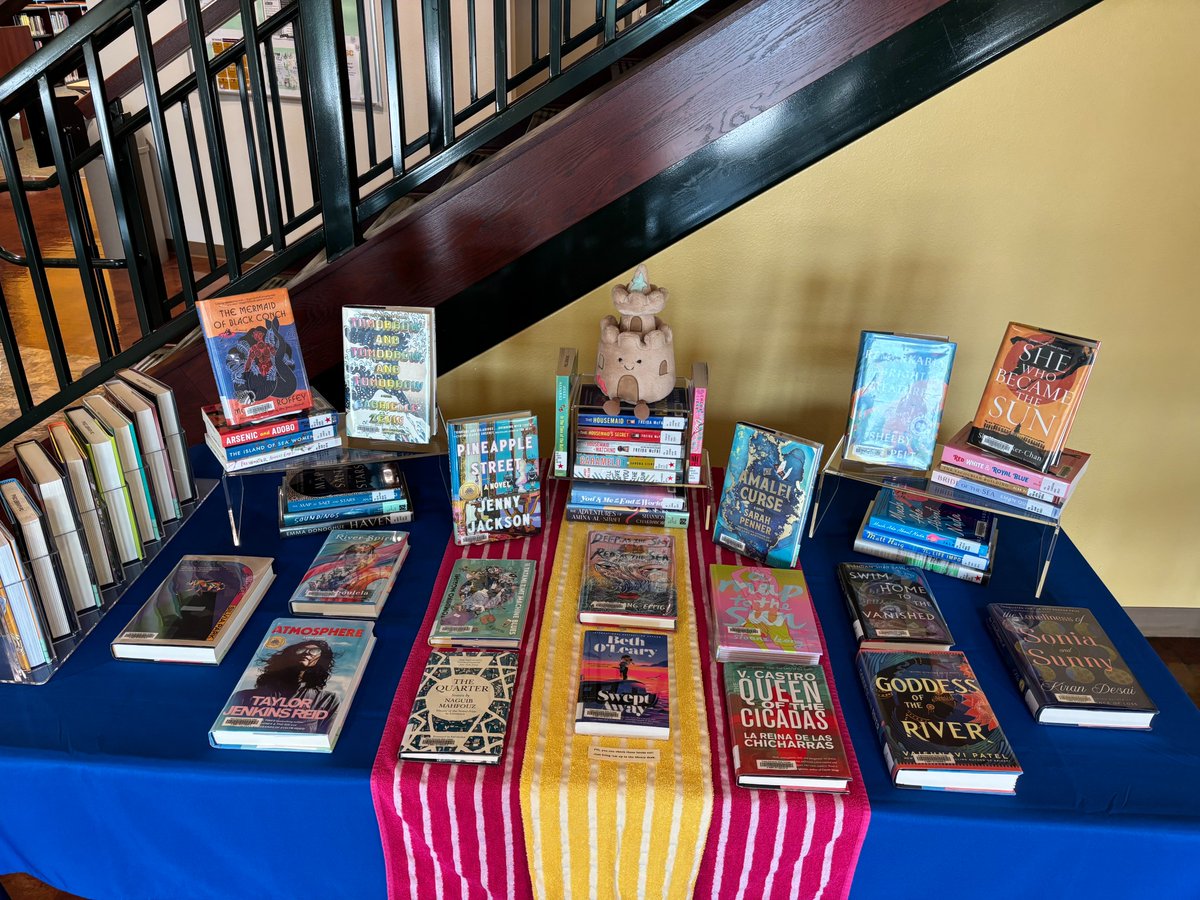 PHSCLibraries's tweet photo. Have you checked out the reading book display over at #PHSCPorterCampus library? There's some great reads to choose for these relaxing days of summer! Swing on by to check it out today. #PHSCLibraries #PHSCedu #bookdisplay #summerreading https://t.co/1RhnQq3BJB