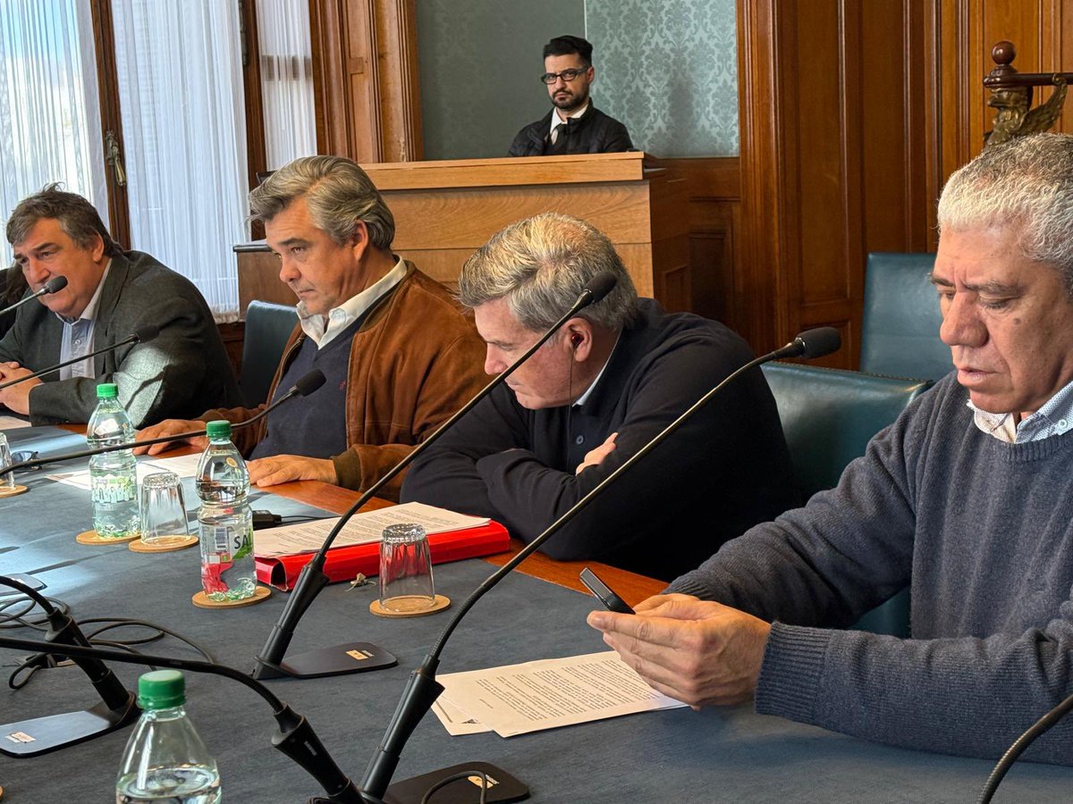 cdcamy's tweet photo. En Comisión de Ganadería, Agricultura y Pesca del @SenadoUy. Considerando distintas iniciativas a estudio de la misma. https://t.co/NGoQYYIKbr