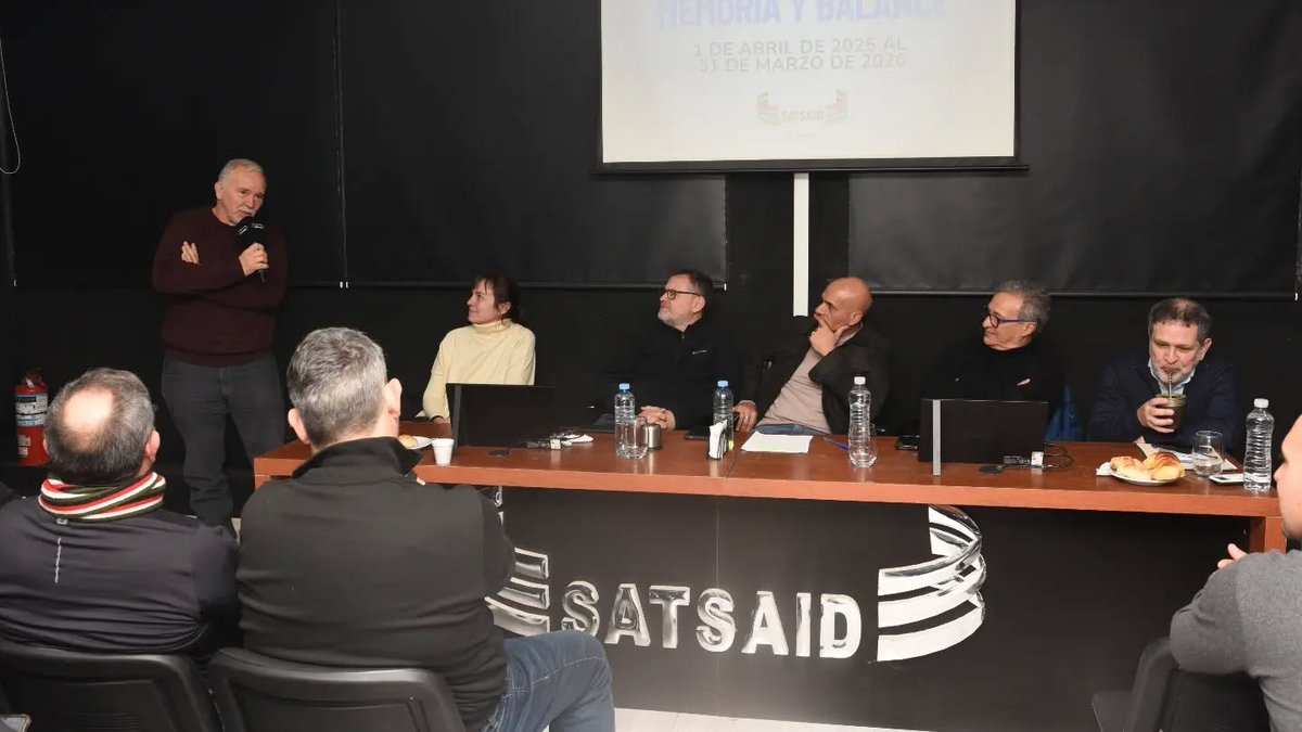 SATSAIDnacional's tweet photo. 🇬🇲👥 LA PLATA: SE APROBÓ POR UNANIMIDAD LA MEMORIA Y BALANCE DEL PERÍODO 2025-2026

📄 En el marco de un plenario de dirigentes, la seccional @SATSAIDLaPlata llevó adelante la presentación y aprobación de la memoria y balance de gestión.

👤 Estuvieron presentes en el plenario el secretario General del SATSAID, Horacio Arreceygor; y el secretario General Adjunto, Horacio Dri. 

Todos los detalles 👇
https://t.co/mEZfeqUZh0