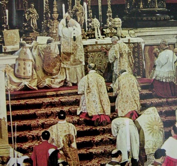 chadpostolico's tweet photo. Durante el Concilio Vaticano II se celebró la Misa tradicional solo para derogarla horas después. Qué ironía. https://t.co/67hmN5zsKi