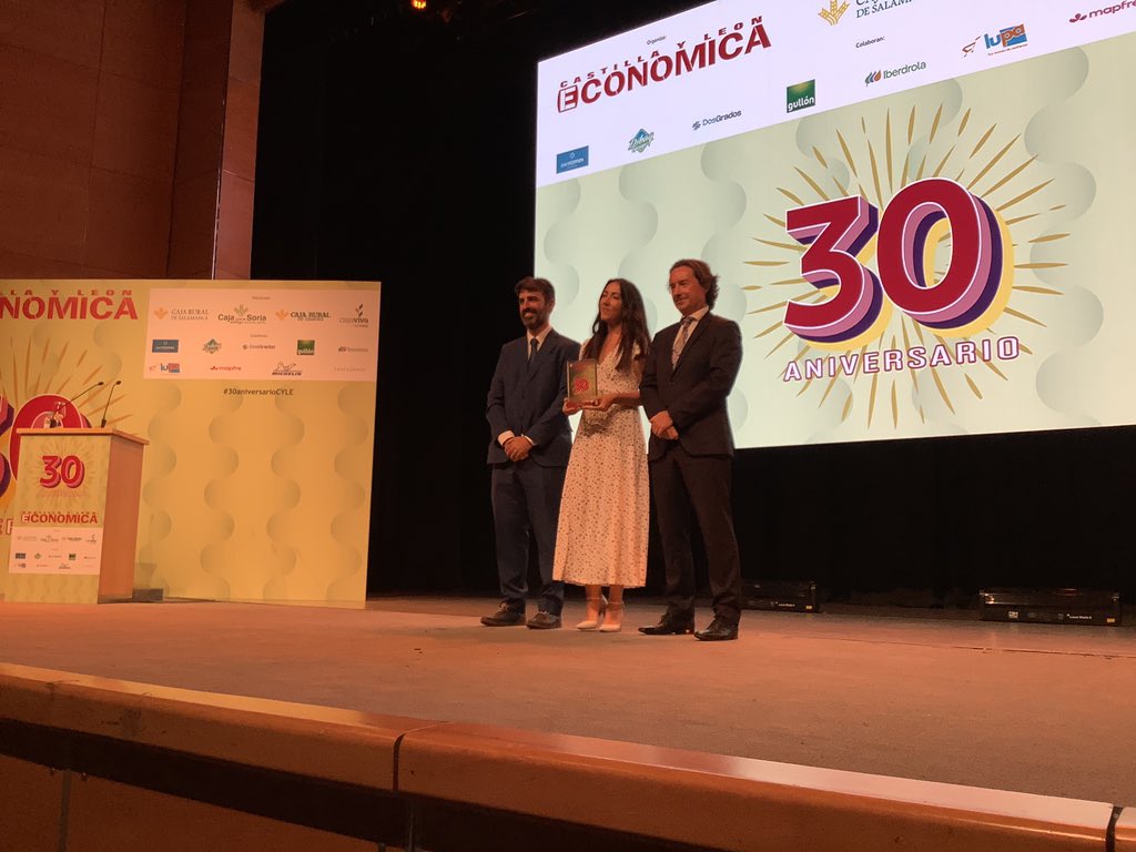 cyleconomica's tweet photo. Pablo Roberto Herrero y Susana Aguado, presidente y directora de @execyl, respectivamente, recogen el #Premio #30AniversarioCYLE de manos de @acagigasperez, director de @cyleconomica https://t.co/gZUi4O9XfY