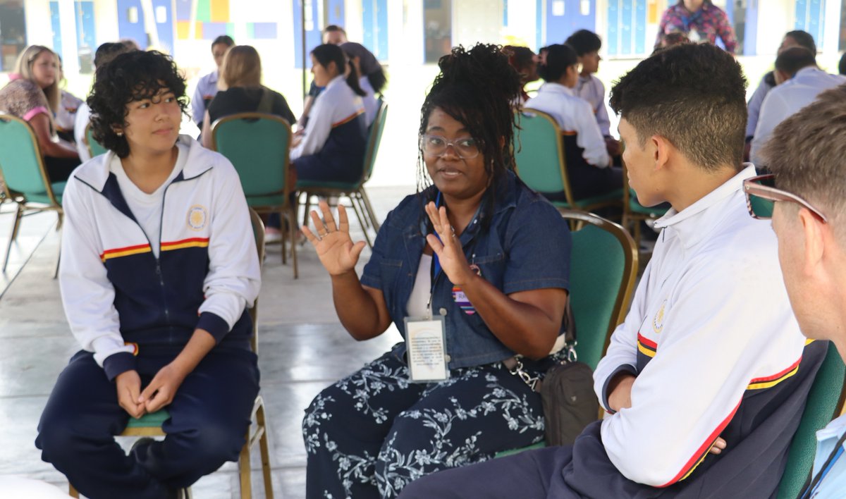 MineduPeru's tweet photo. 🌎¡Referente de excelencia académica a nivel internacional!
El #COAR Lima fue la institución anfitriona de 14 docentes estadounidenses del programa Fulbright del Departamento de Estado de los EE. UU. 🇺🇸🤝
Durante la jornada, profesores y estudiantes compartieron experiencias de aprendizaje e intercambio intercultural, fortaleciendo las buenas prácticas y el uso del idioma inglés. 🗣️
¡Un valioso encuentro que reafirma nuestro compromiso de formar líderes con visión global! 🎓