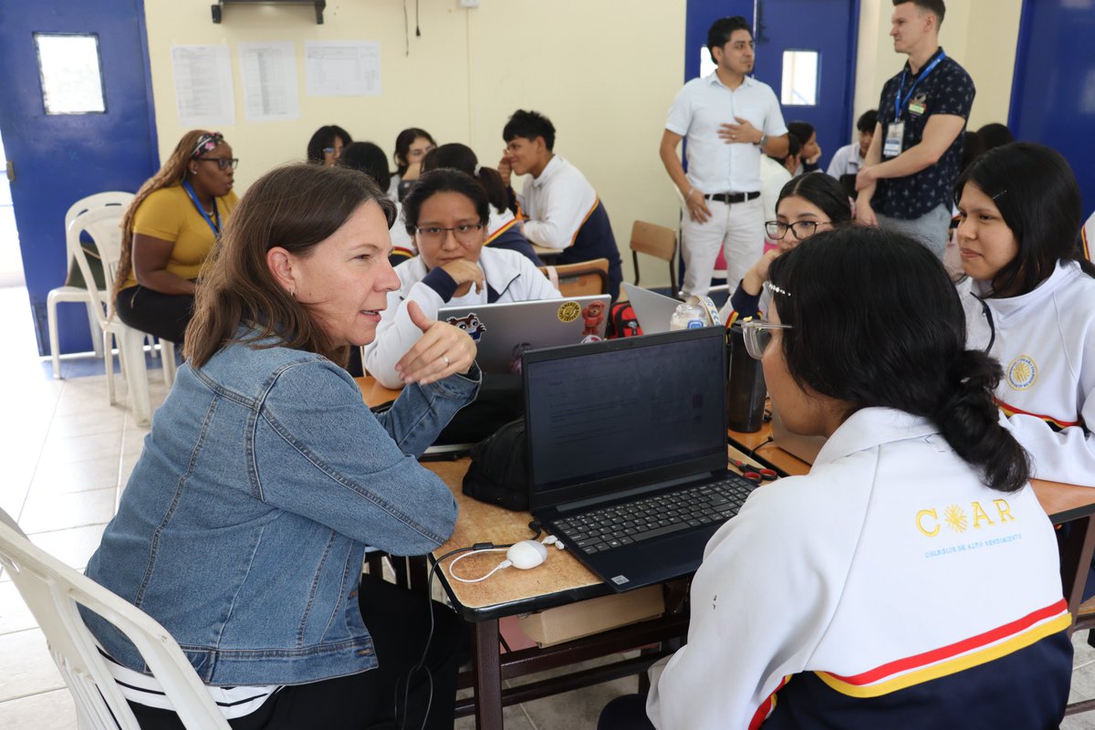 MineduPeru's tweet photo. 🌎¡Referente de excelencia académica a nivel internacional!
El #COAR Lima fue la institución anfitriona de 14 docentes estadounidenses del programa Fulbright del Departamento de Estado de los EE. UU. 🇺🇸🤝
Durante la jornada, profesores y estudiantes compartieron experiencias de aprendizaje e intercambio intercultural, fortaleciendo las buenas prácticas y el uso del idioma inglés. 🗣️
¡Un valioso encuentro que reafirma nuestro compromiso de formar líderes con visión global! 🎓