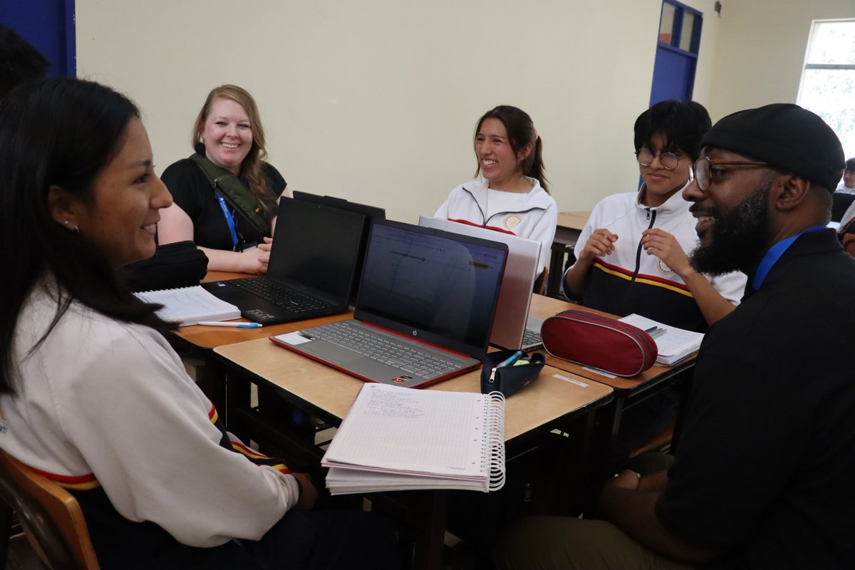 MineduPeru's tweet photo. 🌎¡Referente de excelencia académica a nivel internacional!
El #COAR Lima fue la institución anfitriona de 14 docentes estadounidenses del programa Fulbright del Departamento de Estado de los EE. UU. 🇺🇸🤝
Durante la jornada, profesores y estudiantes compartieron experiencias de aprendizaje e intercambio intercultural, fortaleciendo las buenas prácticas y el uso del idioma inglés. 🗣️
¡Un valioso encuentro que reafirma nuestro compromiso de formar líderes con visión global! 🎓