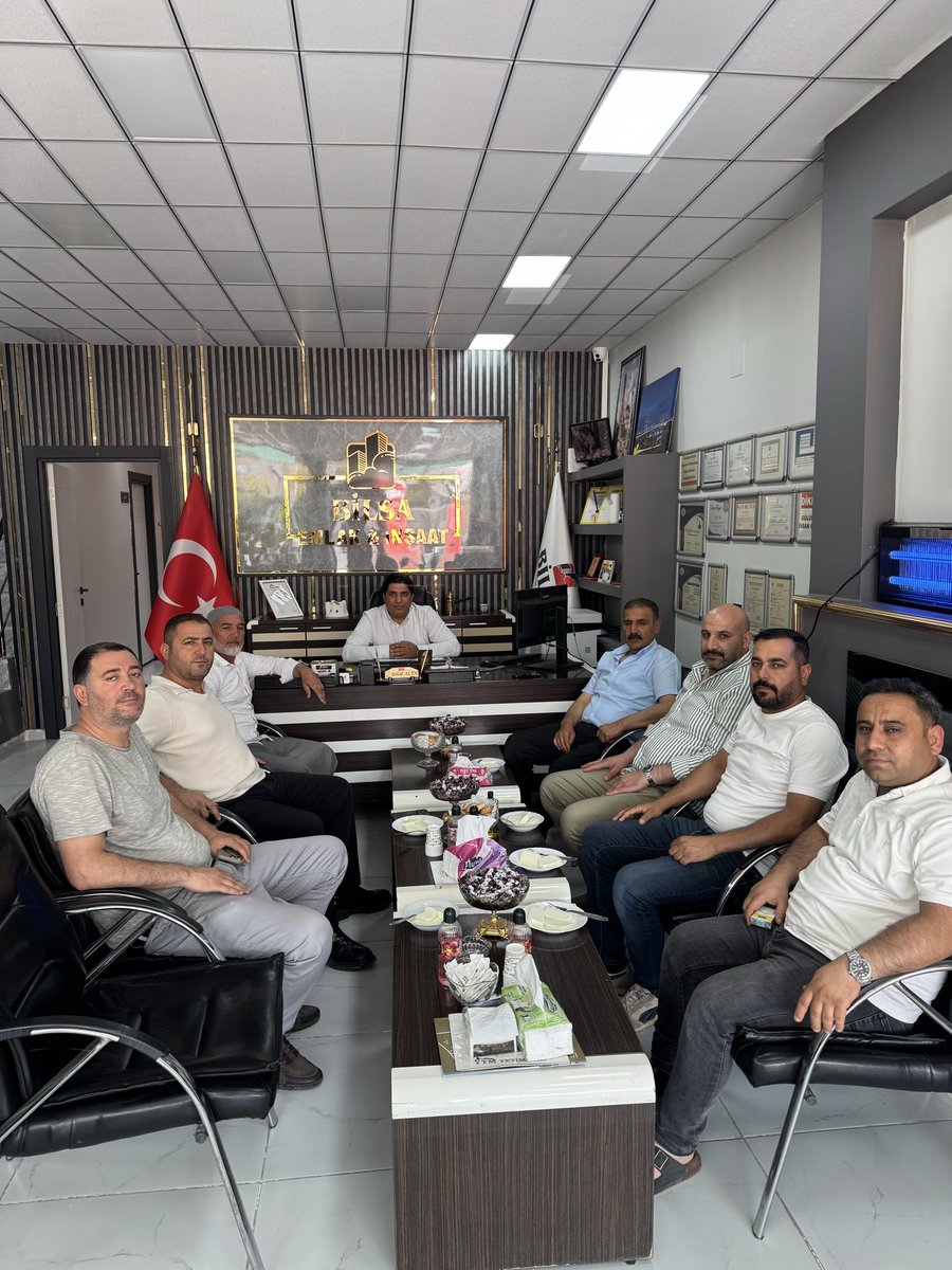 AycinBilal's tweet photo. Bugün bizleri  ofisimizde ziyarette onure  eden Dayım , @emin_yetim ve birbirinden kıymetli değerli dostlarımız ile birlikte Hasbihal yaptık.. Ziyaretlerinden dolayı teşekkür ederiz başarılarının devamını temenni ederiz.. https://t.co/sIljy8T5Og