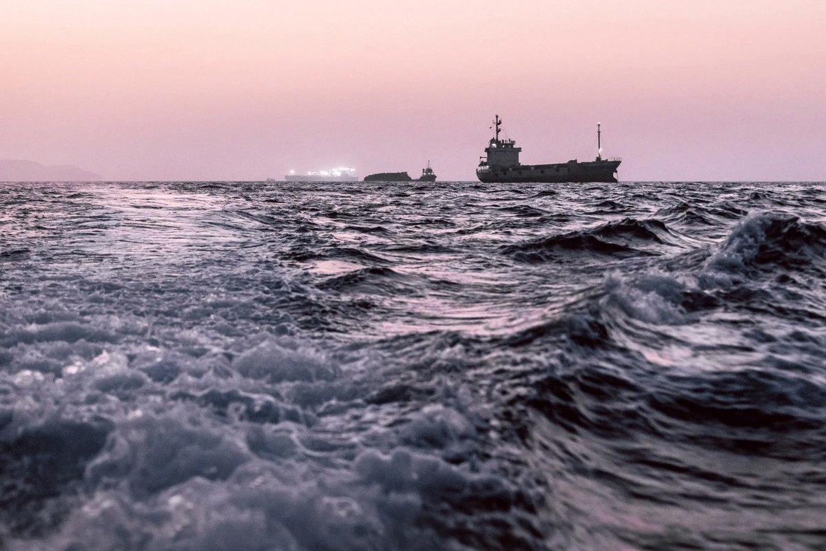 an___non's tweet photo. Commercial shipping through the Strait of Hormuz has ramped up lately

American 🇺🇸 military backup helped push oil flows past 10M barrels per day - Bloomberg https://t.co/cc91AnLRlQ