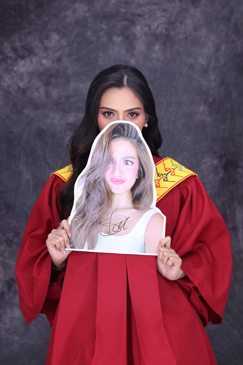 geeolarte_'s tweet photo. Graduate na si "Te, adto ta kay Belle." (Te, punta tayo kay Belle.) whenever Belle have ganaps here in Mindanao and even when we went to Manila.

Congratulations, my baby sis!!! Promise, I'll get you a Meet &amp; Greet ticket soon. 

So proud of youuu!!! 🎓🎉💗
@bellemariano02 https://t.co/u8lJRxBMnh