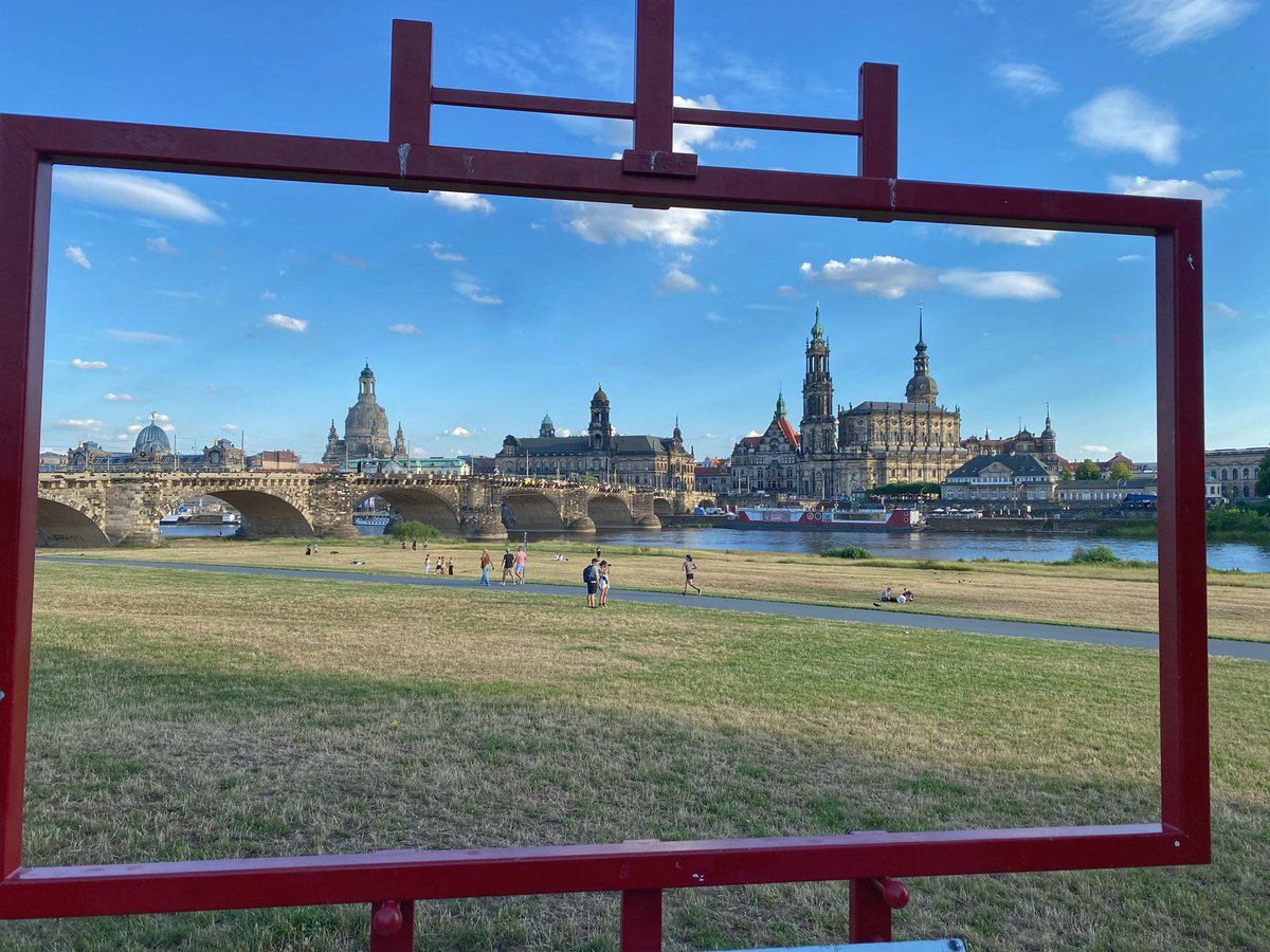 Hochtouren's tweet photo. #Dresden heute Abend am Canalettoblick; um 19 Uhr haben wir 26°C und einen angenehmen Wind; die Elbe hat in 24h von 65 auf 117cm Pegel zugelegt, die Elbwiesen gezeichnet von der Hitze der letzten Tage https://t.co/Ed8m1ZTsy3