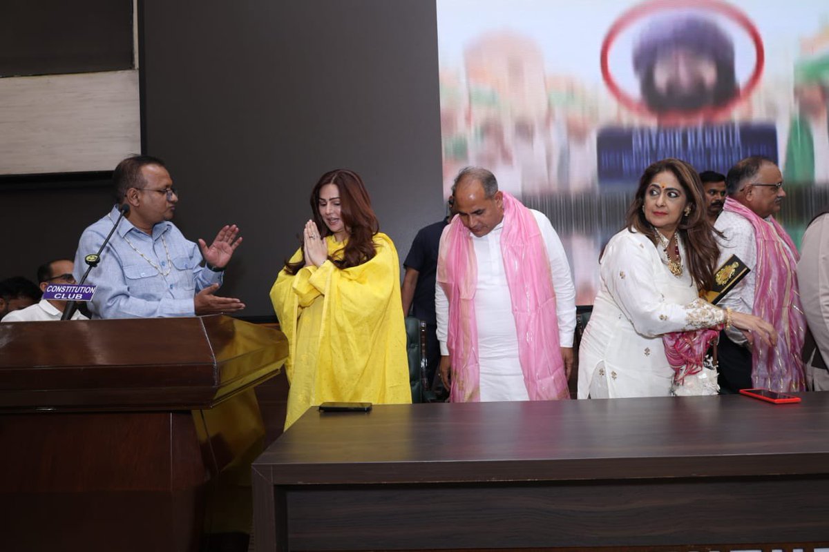 mumtazpatels's tweet photo. राजनीति हम सबकी है… इसलिए इसे सिर्फ नेताओं पर नहीं छोड़ सकते।

राजनीति की पाठशाला के 9वें स्थापना दिवस पर अपने विचार साझा करने का अवसर मिला।

सबसे एक ही बात कहीं ….
सवाल पूछिए। समझिए। और ज़रूरत पड़े, तो बदलाव की ज़िम्मेदारी उठाइए।

डॉ. अजय पांडे जी और उनकी पूरी टीम को इस बेहतरीन पहल के लिए हार्दिक बधाई एवं शुभकामनाएँ।