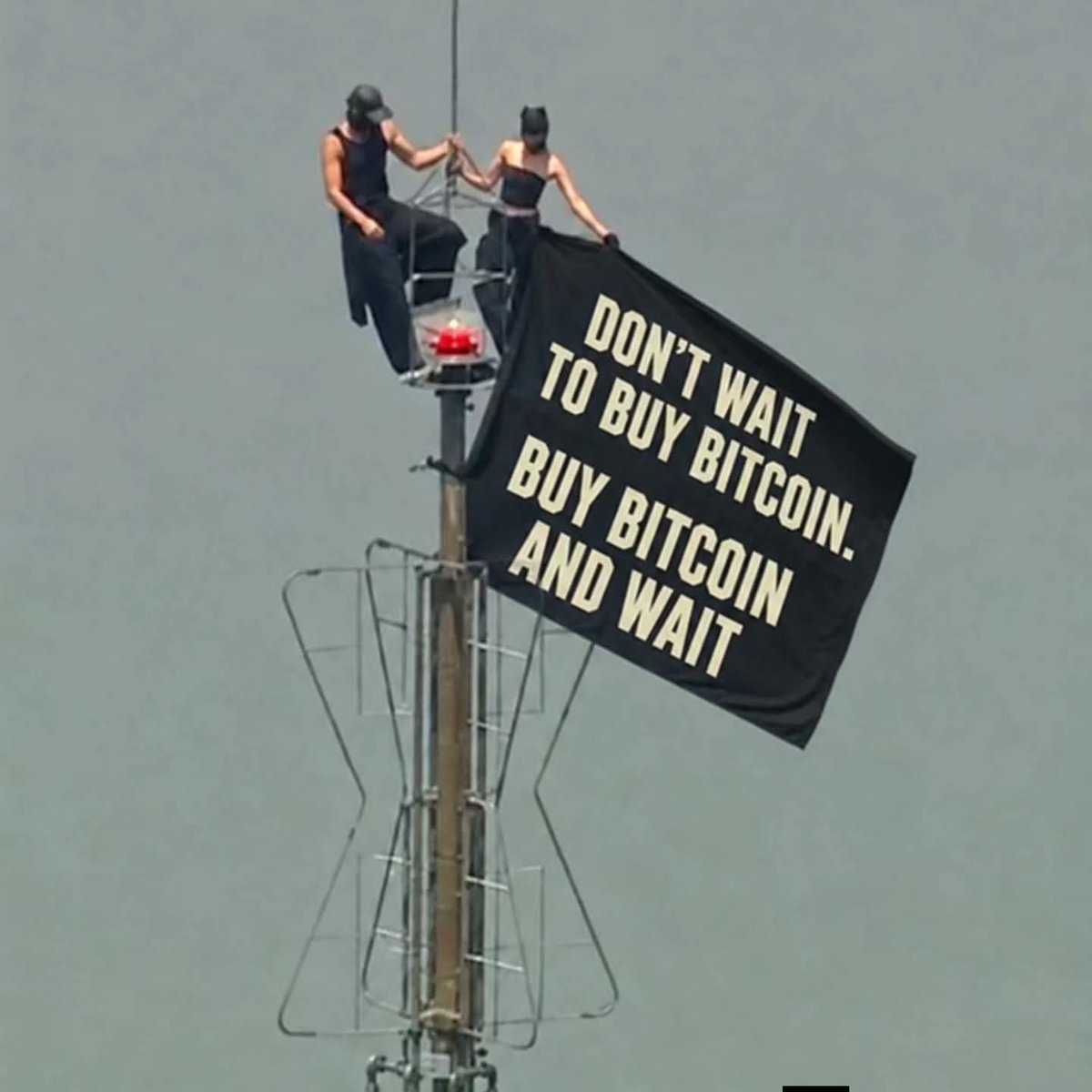 boeff's tweet photo. A Russian proposed to his girlfriend on the spire of the Empire State Building.

Now both roofers could face prison time.

It’s so extremely cute that the internet can be switched off for today 👹

P.S. NOW is a good time to buy #Bitcoin for the long term❗️ https://t.co/lJ3J8JTnIB