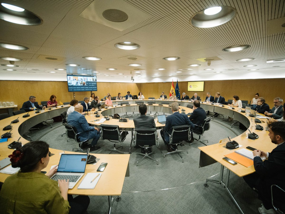 minturgob's tweet photo. El ministro @jordihereub ha presidido esta tarde el Consejo Estatal de la PYME, donde se ha presentado el Informe de Morosidad 2025 así como actualizado el Marco Estratégico en Política de Pyme 2030.

🔗 https://t.co/XE7pIBghhZ https://t.co/70v62iiydg