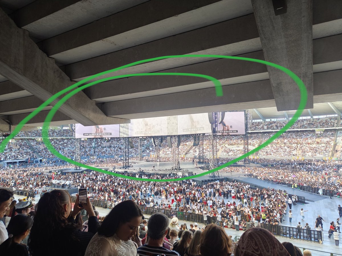 MariFenes's tweet photo. I'm furious. I've paid a good amount of money just to see half big screens. 
This is a scam. https://t.co/f53QcVs25i