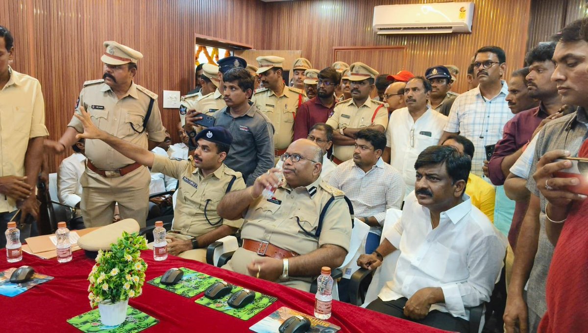 Kadapa_Police's tweet photo. * పులివెందులలో అత్యాధునిక కమాండ్ &amp; కంట్రోల్ సెంటర్ ప్రారంభం

* DIG డా. కోయ ప్రవీణ్, ఎస్పీ షెల్కే నచికేత్ విశ్వనాథ్ చేతుల మీదుగా ప్రారంభం

9 ప్రధాన కూడళ్లలో హైటెక్ సీసీ కెమెరాల ఏర్పాటు

35 కిలోమీటర్ల పరిధిలో 24×7 నిఘా వ్యవస్థ
#digkurnool 
#kadapapolice 
#kadapasp
@APPOLICE100 https://t.co/nxYqUW301i