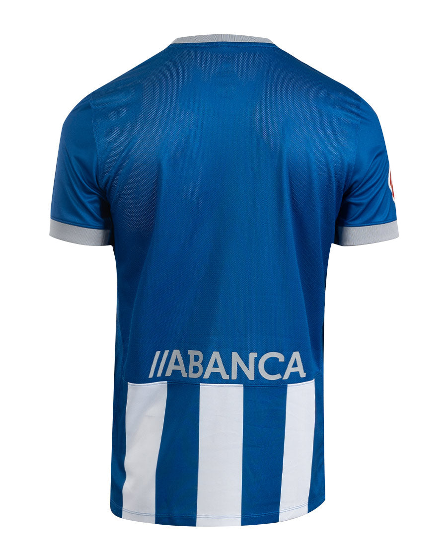 FeRomeroDP's tweet photo. 👕 Boa carta de presentación de Nike co Dépor. Sobria e sen inventos extravagantes. Así debe ser unha primeira equipación, parte importante da identidade. Para arriscar xa están as alternativas. O escudo bordado e o patrocinio integrado, o mellor da camisola sen dúbida. Acerto 💙 https://t.co/hiBEtDrfgf