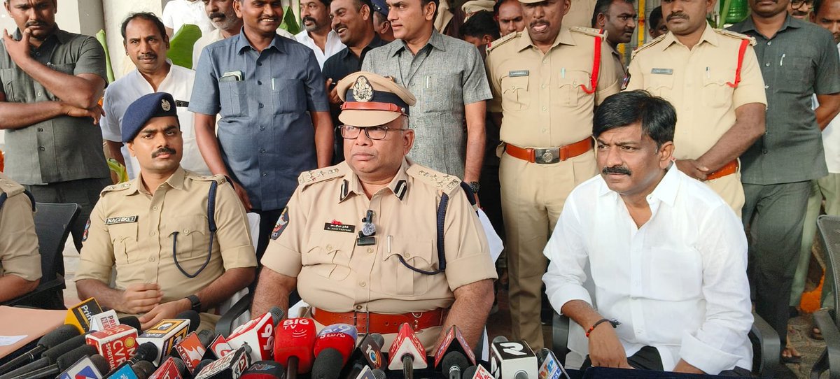 Kadapa_Police's tweet photo. * పులివెందులలో అత్యాధునిక కమాండ్ &amp; కంట్రోల్ సెంటర్ ప్రారంభం

* DIG డా. కోయ ప్రవీణ్, ఎస్పీ షెల్కే నచికేత్ విశ్వనాథ్ చేతుల మీదుగా ప్రారంభం

9 ప్రధాన కూడళ్లలో హైటెక్ సీసీ కెమెరాల ఏర్పాటు

35 కిలోమీటర్ల పరిధిలో 24×7 నిఘా వ్యవస్థ
#digkurnool 
#kadapapolice 
#kadapasp
@APPOLICE100 https://t.co/nxYqUW301i