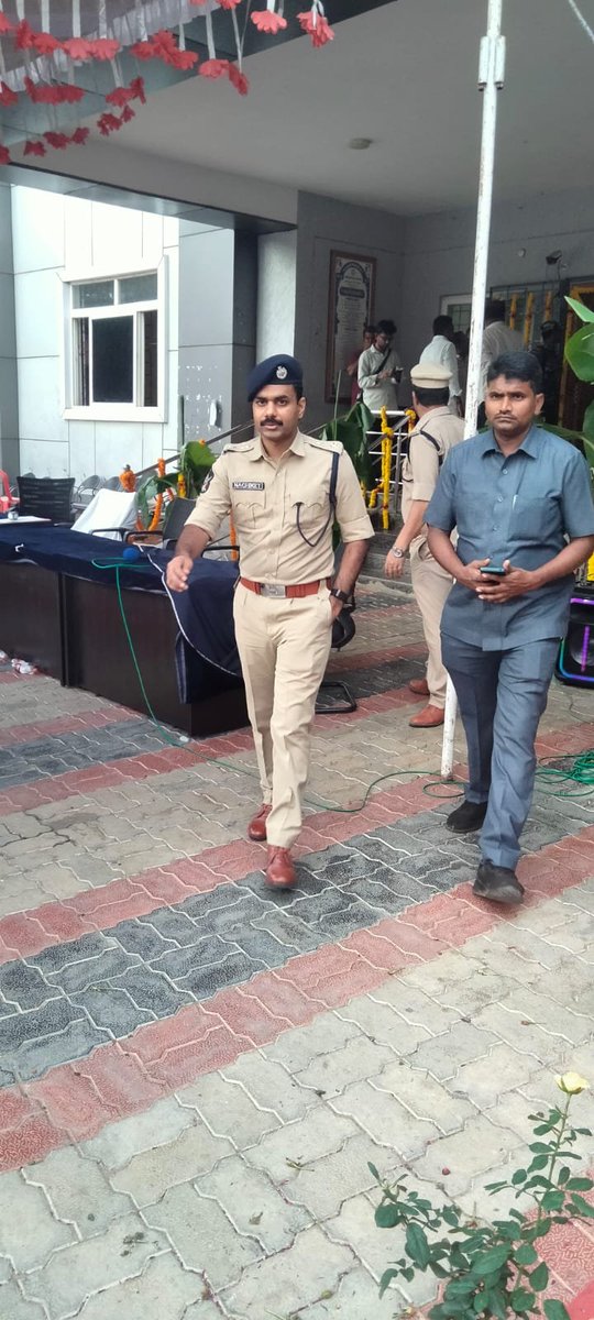 Kadapa_Police's tweet photo. * పులివెందులలో అత్యాధునిక కమాండ్ &amp; కంట్రోల్ సెంటర్ ప్రారంభం

* DIG డా. కోయ ప్రవీణ్, ఎస్పీ షెల్కే నచికేత్ విశ్వనాథ్ చేతుల మీదుగా ప్రారంభం

9 ప్రధాన కూడళ్లలో హైటెక్ సీసీ కెమెరాల ఏర్పాటు

35 కిలోమీటర్ల పరిధిలో 24×7 నిఘా వ్యవస్థ
#digkurnool 
#kadapapolice 
#kadapasp
@APPOLICE100 https://t.co/nxYqUW301i