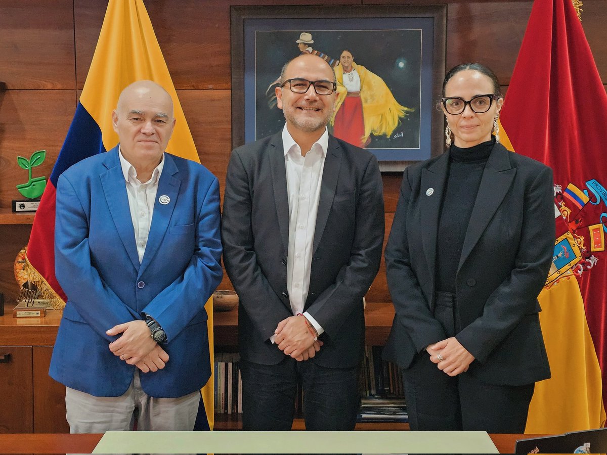 jotalloretv's tweet photo. Les voy a ir contando la genial agenda internacional que estamos teniendo. 🤝

Empezamos con una importante reunión con Gabriel Quijandría, director regional de @UICN_SUR, una de las redes ambientales más grandes del MUNDO. 

Y les hago el anuncio: @AzuayPrefectura va a formar parte de esta red. 👏

Esto amplía las posibilidades de cooperación para el #Azuay verde y sostenible que tanto queremos.
