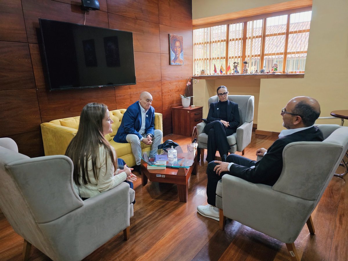 jotalloretv's tweet photo. Les voy a ir contando la genial agenda internacional que estamos teniendo. 🤝

Empezamos con una importante reunión con Gabriel Quijandría, director regional de @UICN_SUR, una de las redes ambientales más grandes del MUNDO. 

Y les hago el anuncio: @AzuayPrefectura va a formar parte de esta red. 👏

Esto amplía las posibilidades de cooperación para el #Azuay verde y sostenible que tanto queremos.
