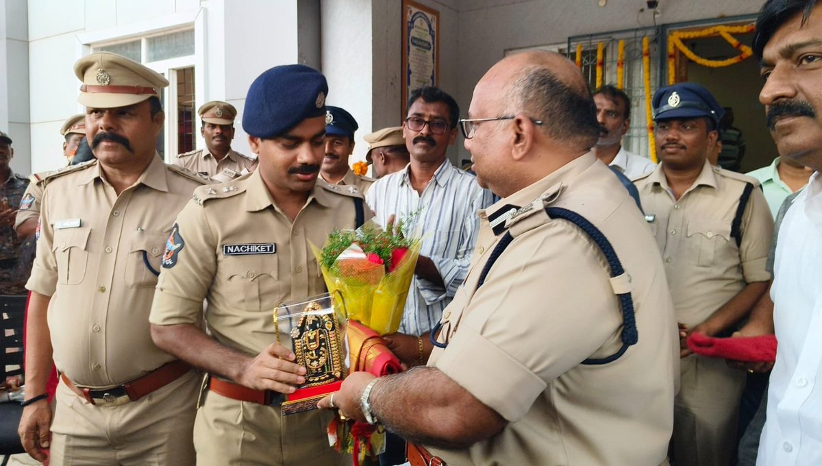 Kadapa_Police's tweet photo. * పులివెందులలో అత్యాధునిక కమాండ్ &amp; కంట్రోల్ సెంటర్ ప్రారంభం

* DIG డా. కోయ ప్రవీణ్, ఎస్పీ షెల్కే నచికేత్ విశ్వనాథ్ చేతుల మీదుగా ప్రారంభం

9 ప్రధాన కూడళ్లలో హైటెక్ సీసీ కెమెరాల ఏర్పాటు

35 కిలోమీటర్ల పరిధిలో 24×7 నిఘా వ్యవస్థ
#digkurnool 
#kadapapolice 
#kadapasp
@APPOLICE100 https://t.co/nxYqUW301i