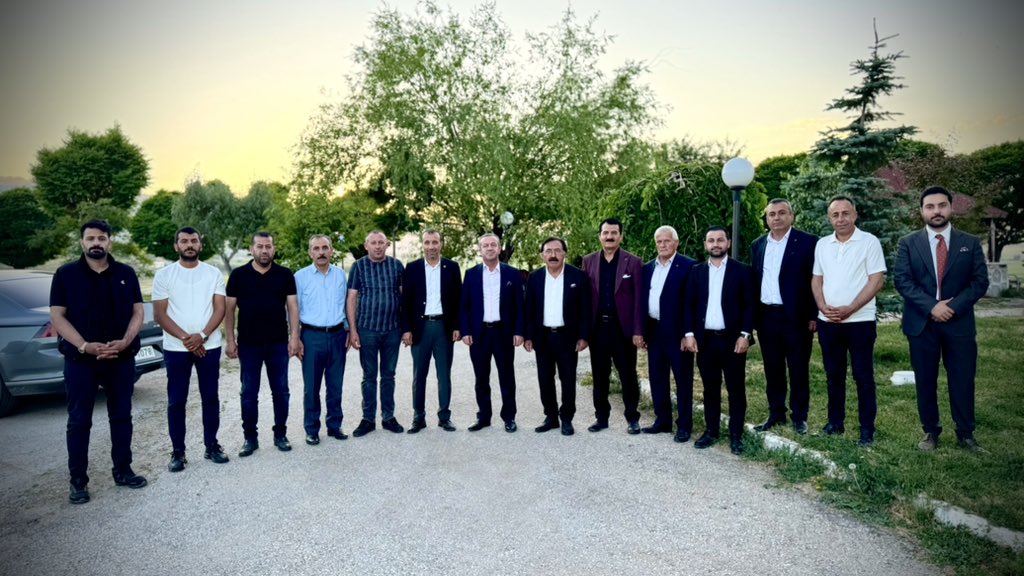 KayaZeydin's tweet photo. 📍 Yüksekova / Karlı (Befircan) Köyü

Yüksekova İlçe Başkanımız @BurhanYASAR30 İlçe Gençlik Kolları Başkanımız @srvtkrstakkurt ve teşkilat mensuplarımızla birlikte, önceki dönem Hakkâri Milletvekilimiz ve ilimizin kıymetli kanaat önderlerinden Sn. Esat Canan ve değerli ailesini ziyaret ettik.

Yüksekova’mız ve İlimize dair istişarelerde bulunduk.

Nazik misafirperverlikleri dolayısıyla Sayın Vekilimize ve kıymetli ailesine teşekkür ediyorum.

@RTErdogan
@Akparti
@abuyukgumus
@MustafaAlkayis
@byildiz63