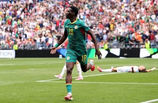 RahmaneSARR's tweet photo. Le football, comme la politique, est cruel. C'est une guerre sans violence, mais riche d'enseignements.

Les grandes nations ne se définissent pas uniquement par leurs victoires. Elles se construisent aussi dans leurs défaites. L'Allemagne a remporté plusieurs Coupes du monde, mais a également connu des éliminations cruelles y compris en 2026. Les Pays-Bas ont disputé plusieurs finales sans jamais soulever le trophée. Ils ont également été éliminés en seizièmes de finale. Les plus grands apprennent autant de leurs revers que de leurs succès. Il en va de même pour les nations.

Le Sénégal est un grand pays qui est entrain de se construire solidement. En un peu plus de 60 ans d'indépendance, nous avons accumulé une expérience exceptionnelle, parfois dans la réussite, parfois dans l'épreuve. Cette expérience est aujourd'hui un véritable capital.

Sur le plan sportif, nous avons participé à quatre Coupes du monde, franchi deux fois le premier tour et atteint un quart de finale, l'une des meilleures performances africaines, aux côtés du Cameroun, du Ghana et, plus récemment, de la demi-finale historique du Maroc. Nous sommes également l'un des pays africains dont les talents contribuent le plus aux performances de nombreuses autres sélections nationales.

Hier encore, nous avons mené jusqu'à la 86e minute face à une grande nation du football. La défaite est douloureuse, mais elle montre aussi que le Sénégal est désormais capable de rivaliser avec les meilleurs jusqu’à ne pas pouvoir concevoir de perdre contre la France ou la Belgique. Cette expérience aussi compte. Il n’y avait peut être pas penalty. Il y avait peut être faute sur notre défenseur sur le deuxième but. Sans ces deux faits de jeu, est-ce qu’on aurait célébré Pape Thiaw qui nous a plusieurs fois rapporté des trophées? Je ne sais pas. 

Sur le plan politique, nous avons réalisé trois alternances démocratiques pacifiques, consolidant une tradition institutionnelle rare sur le continent. 

Sur le plan économique, nous avons traversé presque toutes les configurations macroéconomiques : l'endettement, les programmes d'ajustement, la dévaluation, l'annulation de dette, le réendettement, le financement des infrastructures, y compris à travers des dettes dissimulées, le ralentissement de la croissance, une nouvelle phase d'ajustement, ainsi que la nécessité d'une transformation systémique de notre économie. Nous avons également appris l'importance stratégique de notre diaspora et de ses transferts en partie le résultat de notre ouverture et de nos échecs économiques. 

Toutes ces expériences constituent une richesse collective. Elles ne doivent pas seulement être racontées ; elles doivent être analysées, comprises et transformées en une nouvelle force.

Notre plus grande ressource n'est peut-être ni le pétrole, ni le gaz, ni même notre jeunesse. C'est l'expérience que nous avons accumulée comme nation et notre capacité à en tirer des leçons pour bâtir l'avenir.

En somme, la synthèse de l'expérience sénégalaise devrait nous permettre de relativiser et envisager l’avenir avec beaucoup d’optimisme.
