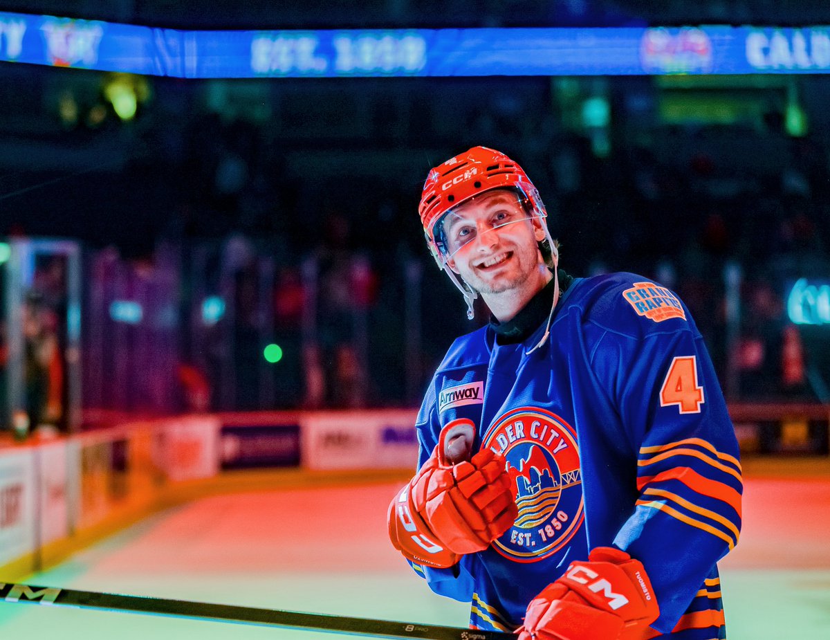 griffinshockey's tweet photo. You’ll always be our favorite Tuo, Trailmix, and Gus 👊 https://t.co/0xZhvb2v1Z