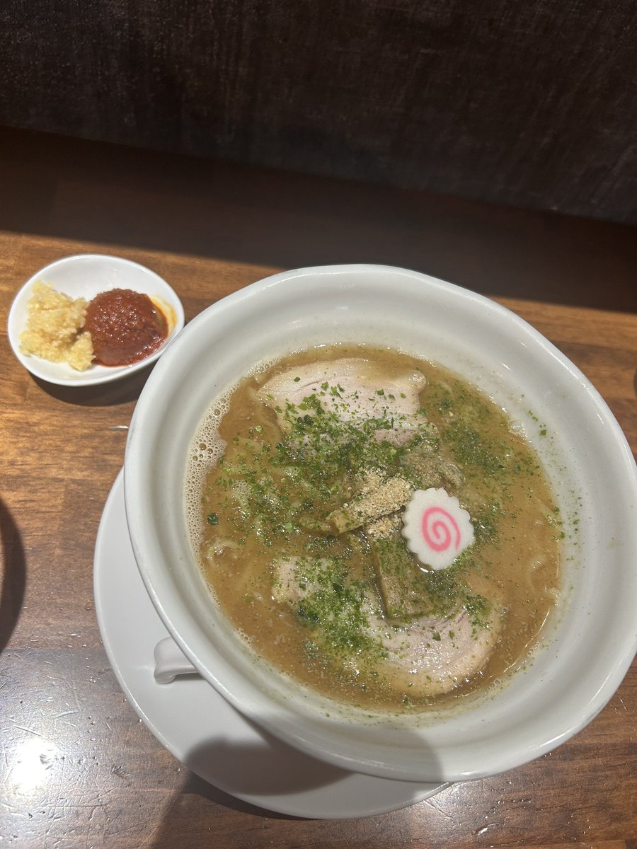 specialgnocchi's tweet photo. 美容院クソカスすぎて悲しい気持ちを抑えるために辛いラーメンにんにくドカ盛りでなんとか自分の機嫌取れたけど、今になってお腹が泣いてる、明日仕事、えーん https://t.co/SVhNKLhIRg