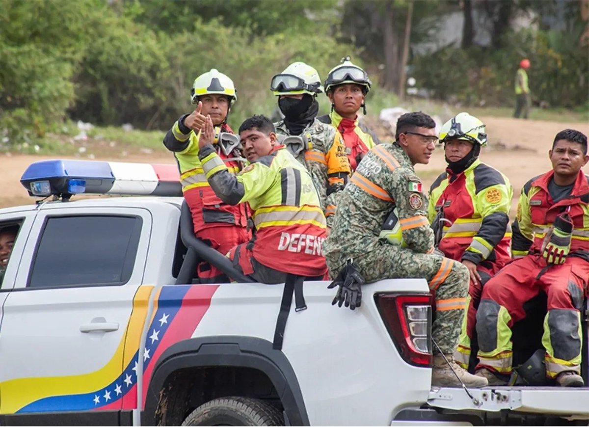 SonPolemicas's tweet photo. Por cada rescatista extranjero hay nueve rescatistas venezolanos trabajando en las zonas de desastre para salvar vidas.
Protección Civil, Militares, bomberos, policias, voluntarios, todos juntos han estado desde que cayó el primer edificio... https://t.co/OpkjyYutAa