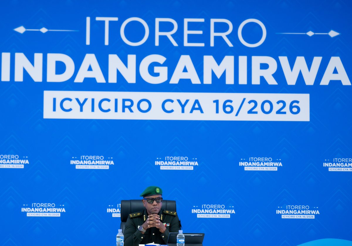 rbarwanda's tweet photo. Umuvugizi w’Ingabo z’u Rwanda akaba n’Umuyobozi Mukuru ushinzwe Ubufatanye Mpuzamahanga mu bya Gisirikare, Brig Gen Patrick Karuretwa, yatanze ikiganiro ku bitabiriye Itorero Indangamirwa, icyiciro cya 16, kibera mu Kigo cy’Amahugurwa cya Gisirikare cya Gabiro mu Karere ka Gatsibo. 

Ni ikiganiro cyibanze ku gushimangira indangagaciro z’Abanyarwanda, gukunda igihugu, ubuyobozi bwiza ndetse n’inshingano z’umuturage. #RBAAmakuru