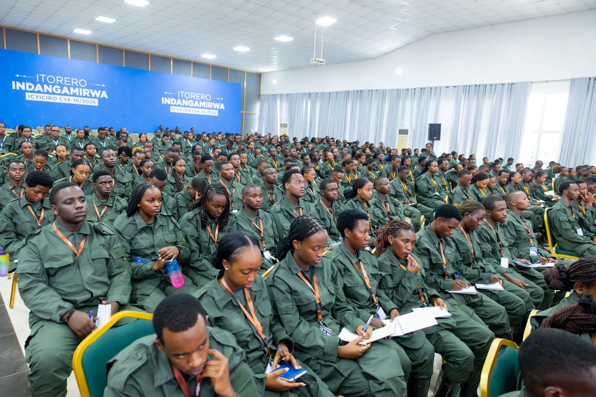rbarwanda's tweet photo. Umuvugizi w’Ingabo z’u Rwanda akaba n’Umuyobozi Mukuru ushinzwe Ubufatanye Mpuzamahanga mu bya Gisirikare, Brig Gen Patrick Karuretwa, yatanze ikiganiro ku bitabiriye Itorero Indangamirwa, icyiciro cya 16, kibera mu Kigo cy’Amahugurwa cya Gisirikare cya Gabiro mu Karere ka Gatsibo. 

Ni ikiganiro cyibanze ku gushimangira indangagaciro z’Abanyarwanda, gukunda igihugu, ubuyobozi bwiza ndetse n’inshingano z’umuturage. #RBAAmakuru