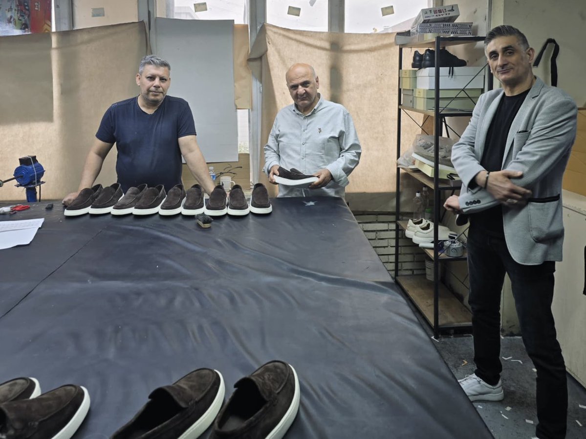 mhp_zeytinburnu's tweet photo. İlçe Başkanımız Sn. Mustafa Sönmezoğlu ve İlçe Başkanvekilimiz Sn. Soner Güzel, Geçmiş Dönem MHP Zeytinburnu İlçe Yöneticimiz Sn. Uğur Eriç'i, işletmesi BLC Ayakkabı Üretim Merkezi'nde ziyaret etti.

Nazik misafirperverliği için teşekkür eder, hayırlı ve bereketli kazançlar dileriz.

Zeytinburnu ile buluşuyoruz,
Zeytinburnulularla kucaklaşıyoruz !