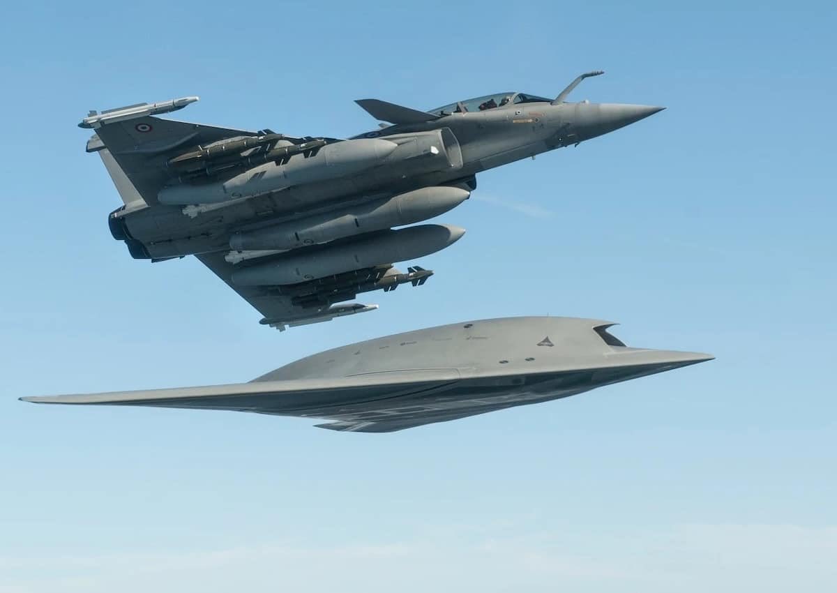 L_ThinkTank's tweet photo. [ 🇫🇷 FRANCE ]

🔸Le PDG de Dassault Aviation, Éric Trappier, affirme que l’architecture du futur Rafale F5 sera « archifermée » afin de garantir la sécurité des missions de dissuasion nucléaire et d’empêcher tout risque de piratage.

Il indique toutefois qu’une seconde architecture, distincte du « cœur du cœur » de l’appareil, permettra d’intégrer certaines capacités d’ouverture, notamment pour répondre à de nouveaux besoins opérationnels.

Cette position intervient alors que l’armée de l’Air et de l’Espace plaide pour des systèmes plus ouverts afin d’accélérer l’intégration de l’intelligence artificielle et des évolutions logicielles sur ses avions de combat.