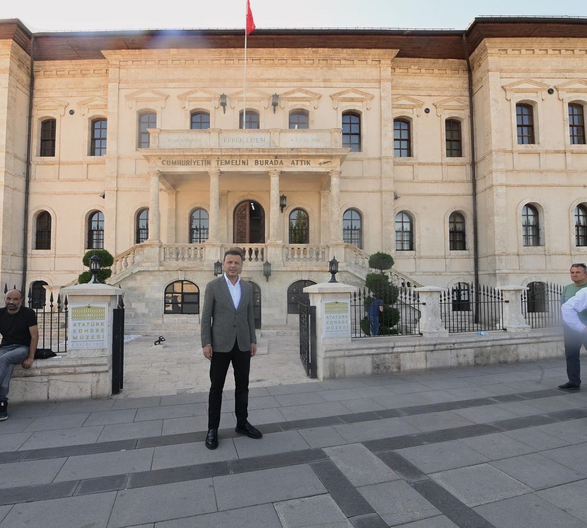 ozgurcelikchp's tweet photo. Biz her koşulda, meşruiyetimizi kendi topraklarımızdan, halkımızdan aldık. 

Milli mücadelemizin ve Cumhuriyetimizin kuruluş temeli olan, partimizin kök aldığı tarihimize saygıyla, Sivas Atatürk Kongre Müzesi’ni ziyaret ettik, mücadele kararlılığımızı yineledik. https://t.co/MWfVumJrVL