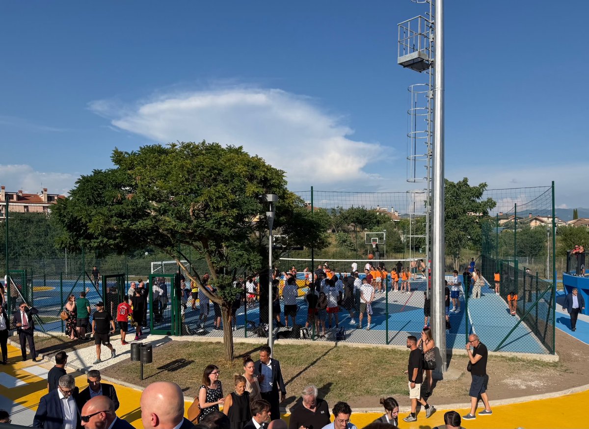 andreaabodi's tweet photo. il Governo sta portando avanti investimenti senza precedenti dedicati alle infrastrutture sportive pubbliche, diffuse e gratuite, con oltre 1.500 nuovi “campetti” nei piccoli comuni e 85 nuove progettualità dedicate alle aree urbane che completeremo entro quest’anno, grazie al lavoro della nostra società @SporteSaluteSpA  e dei comuni interessati. Con l'inaugurazione dello Skate Park Colle Fiorito si conclude un percorso che ci ha visto scendere in campo un anno e mezzo fa per chiudere un iter amministrativo che si trascinava da 20 anni, ripeto, 20 anni! E grazie al progetto Sport Illumina da oggi Villalba avrà un nuovo playground accessibile a tutti, un luogo per praticare gratuitamente tante discipline sportive all’aperto, che diventa strumento quotidiano di benessere, socialità, crescita personale e comunitaria, un passo concreto verso uno sport davvero di tutti e per tutti. Anche questo è #LoSportInCostituzione 🇮🇹 @Palazzo_Chigi