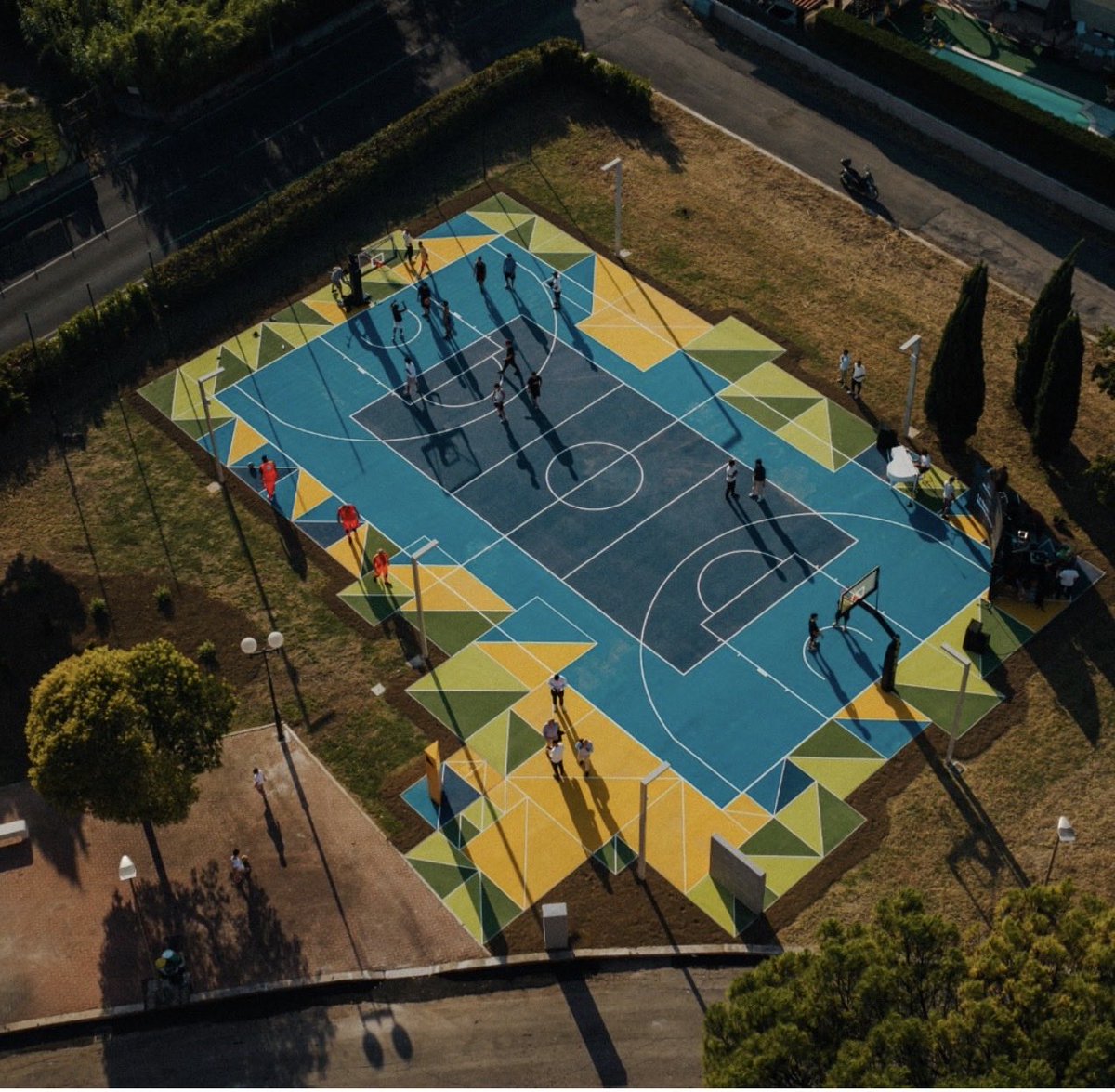 andreaabodi's tweet photo. il Governo sta portando avanti investimenti senza precedenti dedicati alle infrastrutture sportive pubbliche, diffuse e gratuite, con oltre 1.500 nuovi “campetti” nei piccoli comuni e 85 nuove progettualità dedicate alle aree urbane che completeremo entro quest’anno, grazie al lavoro della nostra società @SporteSaluteSpA  e dei comuni interessati. Con l'inaugurazione dello Skate Park Colle Fiorito si conclude un percorso che ci ha visto scendere in campo un anno e mezzo fa per chiudere un iter amministrativo che si trascinava da 20 anni, ripeto, 20 anni! E grazie al progetto Sport Illumina da oggi Villalba avrà un nuovo playground accessibile a tutti, un luogo per praticare gratuitamente tante discipline sportive all’aperto, che diventa strumento quotidiano di benessere, socialità, crescita personale e comunitaria, un passo concreto verso uno sport davvero di tutti e per tutti. Anche questo è #LoSportInCostituzione 🇮🇹 @Palazzo_Chigi